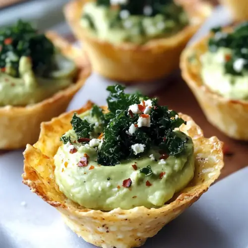 Cheddarbecher mit Avocado-Feta-Mousse